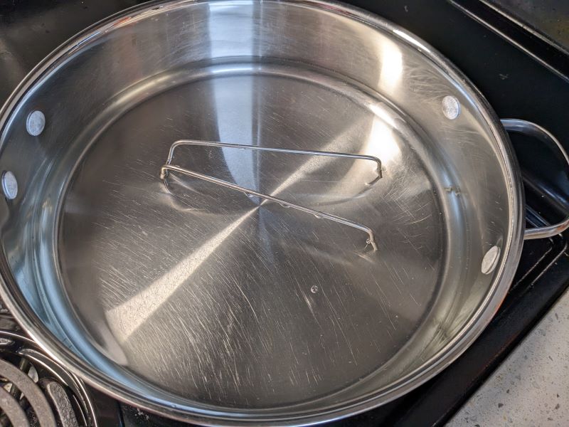 large fryer pan with steaming rack
